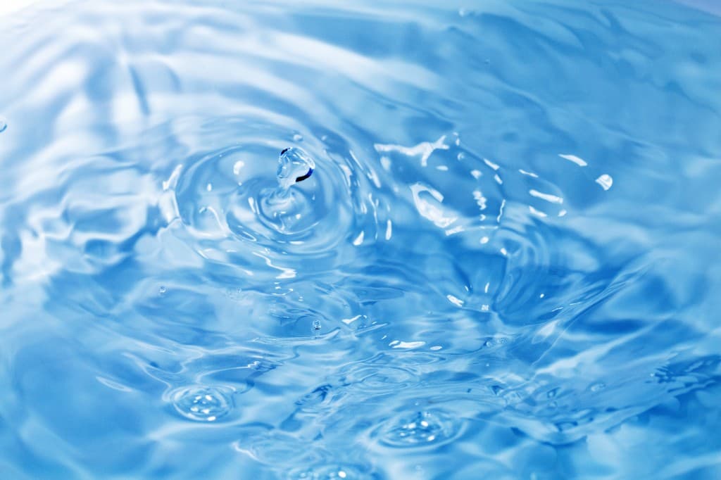 水しぶきと波紋の青い水面