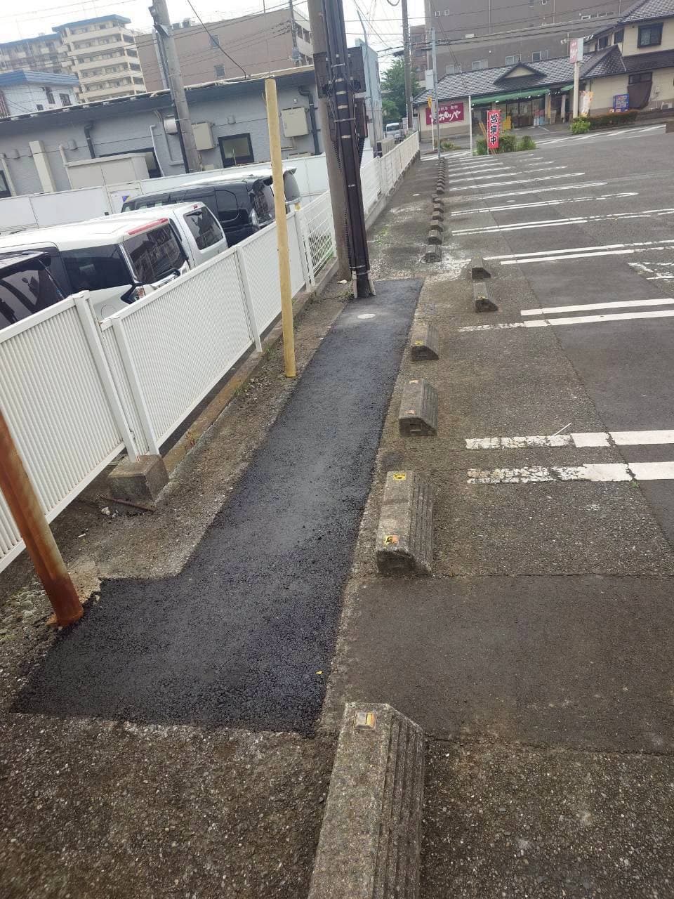 駐車場脇のアスファルト舗装工事
